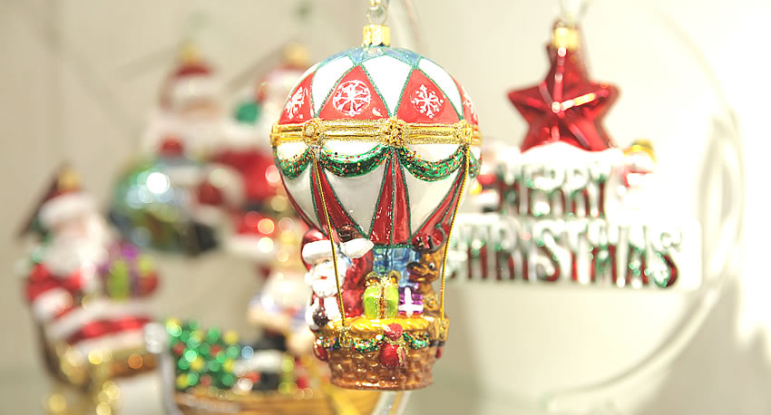 La collezione di decorazioni natalizie in vetro soffiato