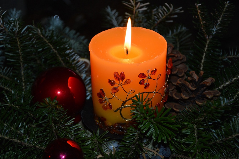 Composizioni natalizie con candele: 5 idee originali per la casa