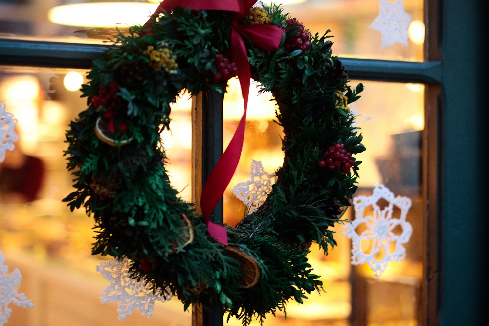 10 decorazioni natalizie fai da te per finestre - Holyblog