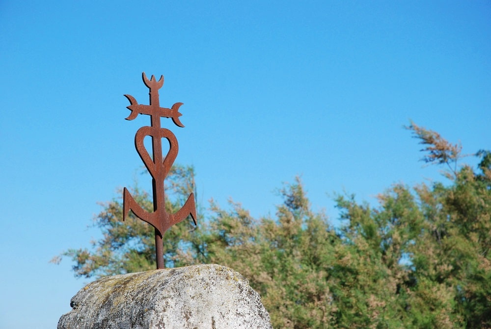 Croce della Camargue: la croce che riunisce i simboli delle virtù teologali