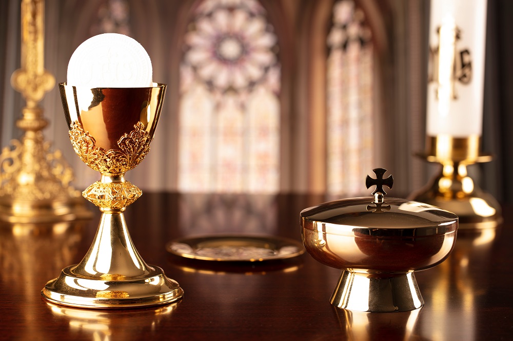 Calici, pissidi e patene: come pulire gli accessori liturgici - Holyblog